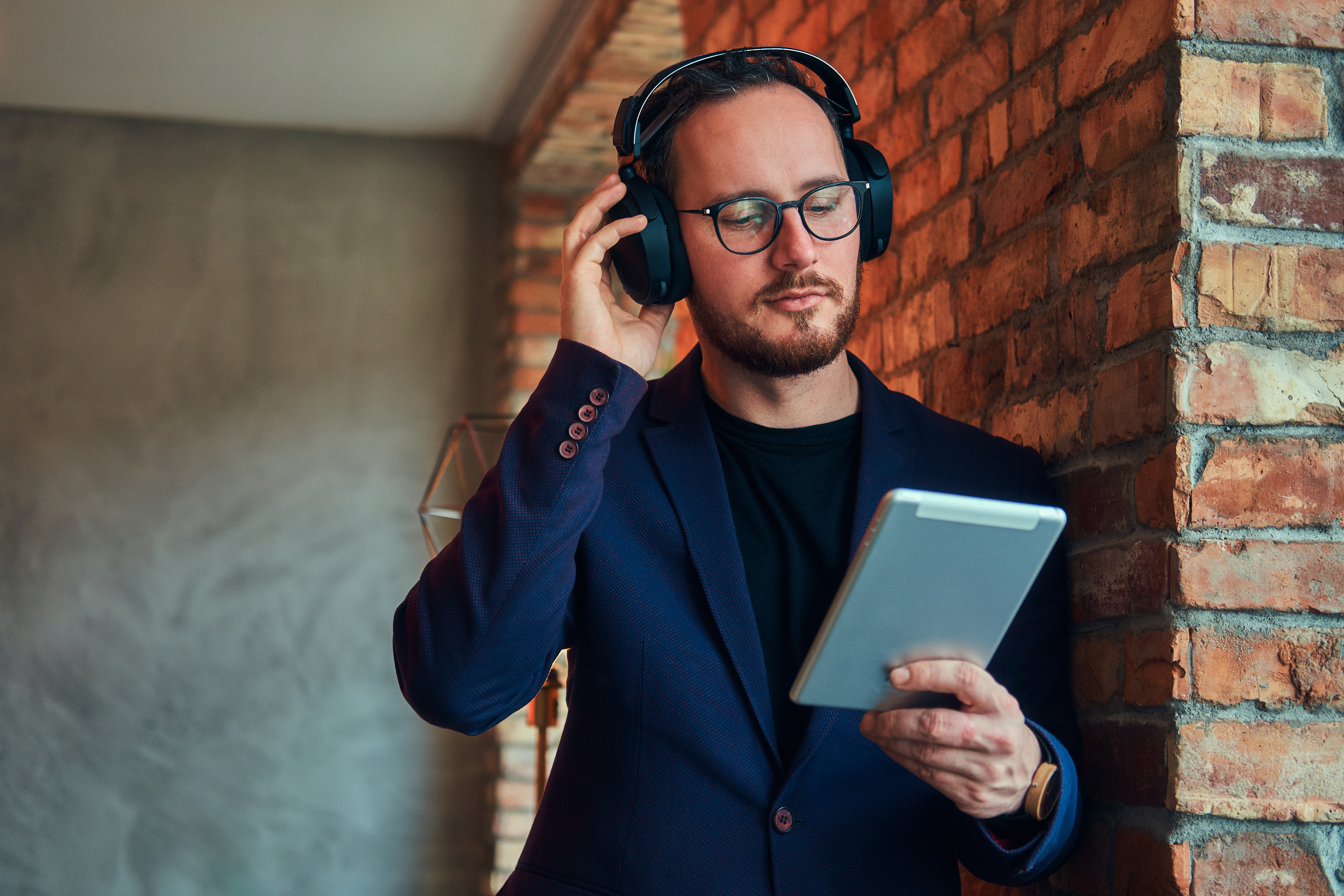 Syntheses available in written or podcast format